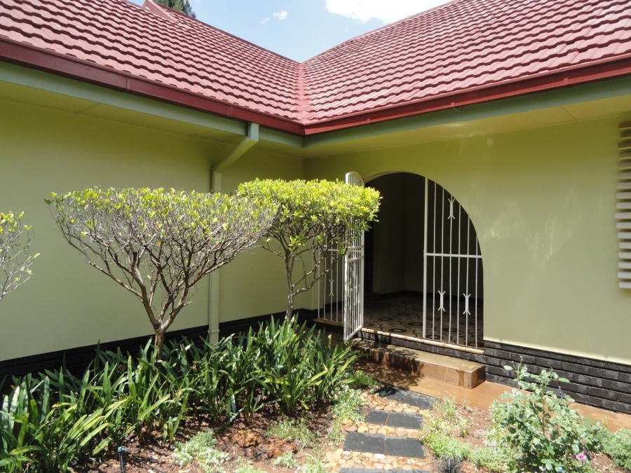 To Let 4 Bedroom Property for Rent in Grimbeeck Park North West